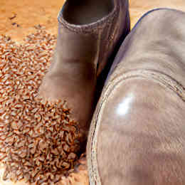 Applying linseed oil to leather boots step 3