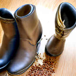 Applying linseed oil to leather boots step 4