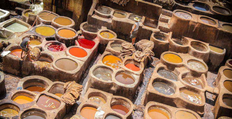 Dyeing Morocco and similar leather
